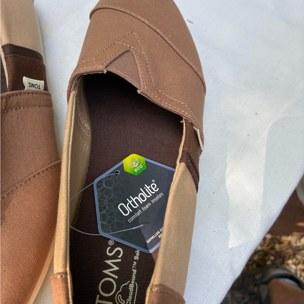 TOMS Men's Tan and Brown Slip-On Loafers